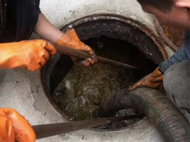 昌黎清理化粪池时如何避免沼气的危害？